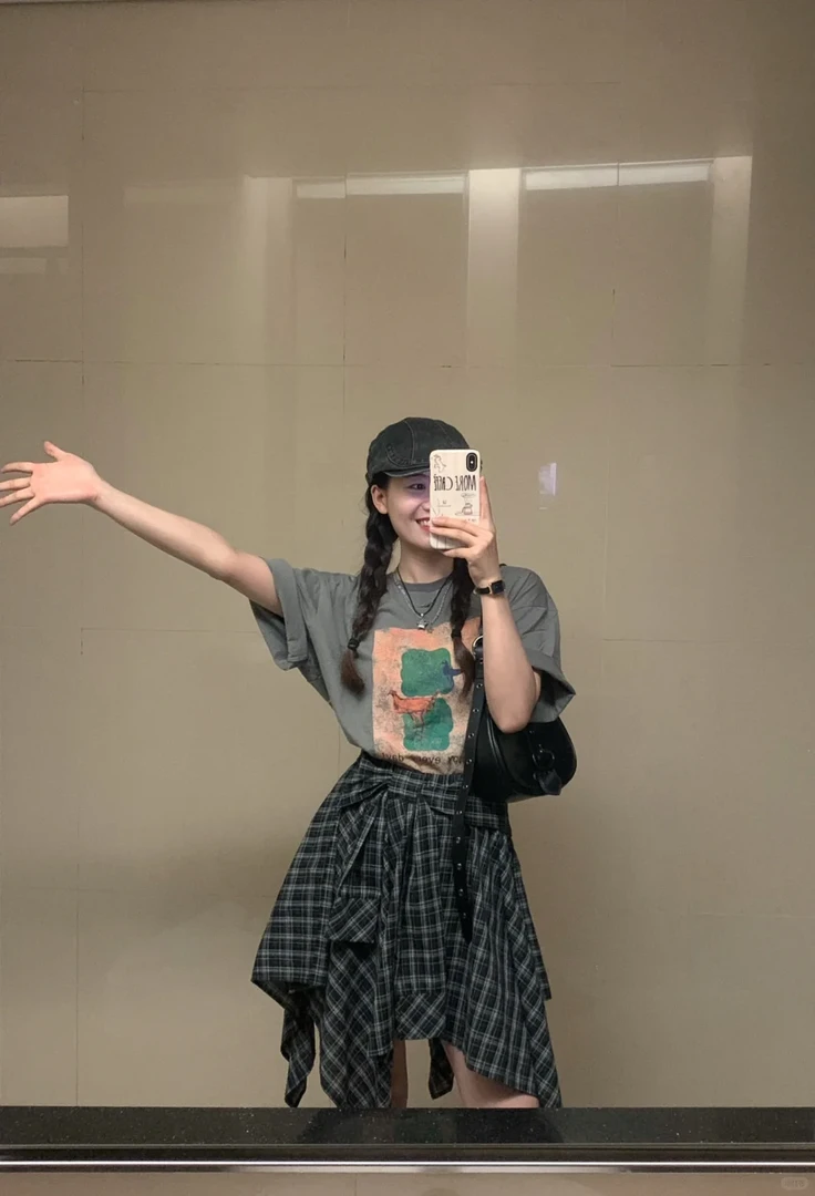 2025超火夏装小个子俏皮活泼学院风灰色T恤不规则格子半身裙套装