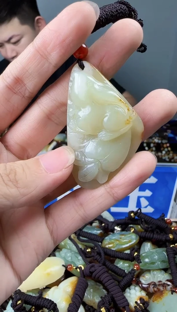 和田玉未镶嵌颈饰1