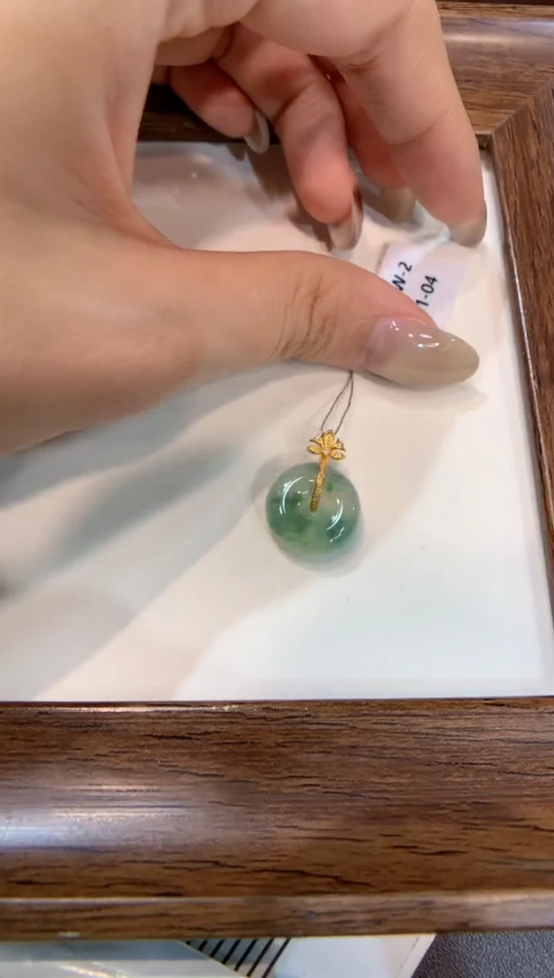 颈饰18K金镶嵌翡翠平安扣