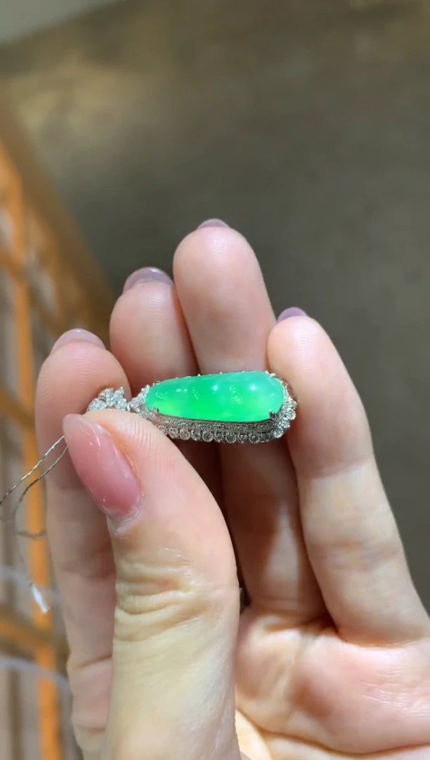 颈饰18K金镶嵌翡翠|不退不换