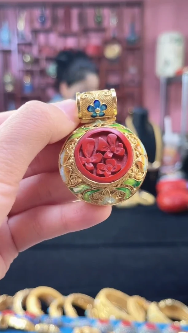 非遗 雕漆无胎花丝镶嵌吊坠 红