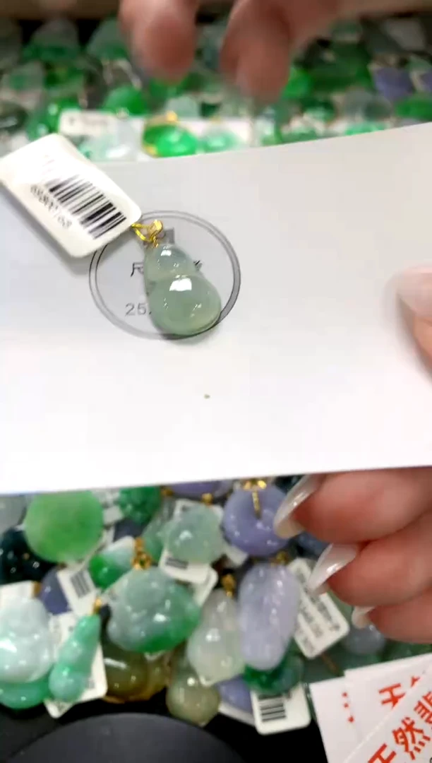 翡翠18K金镶嵌颈饰1111111111111111