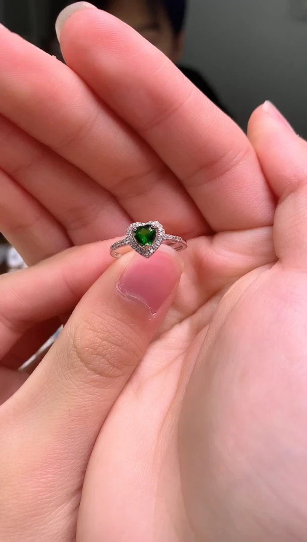 银S925镶嵌透辉石戒指....