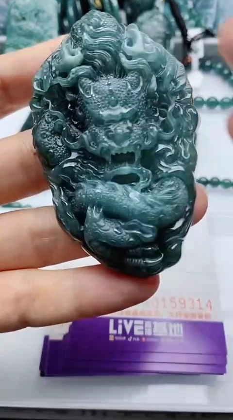 翡翠未镶嵌颈饰