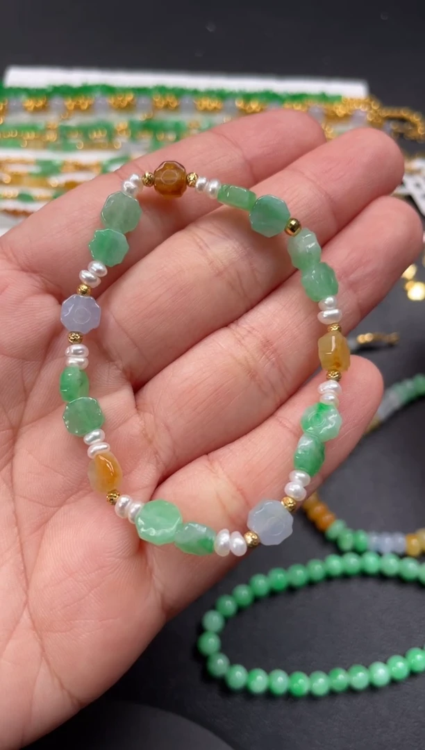 套链18K金镶嵌翡翠一条   P368