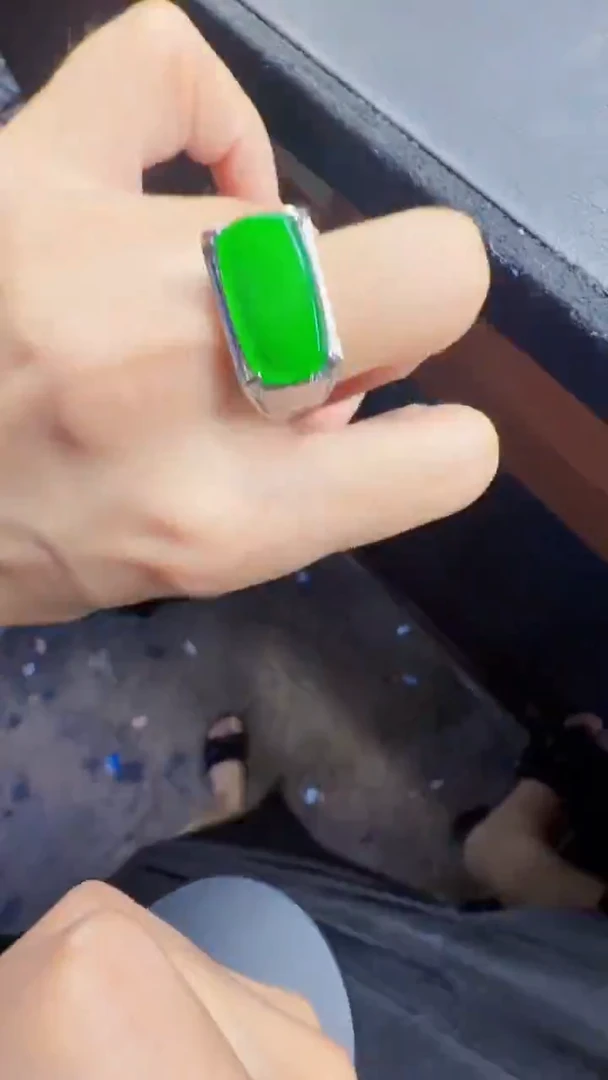 未镶嵌定制翡翠翡翠A货有轻微色差属于正常现象，戒指多样性发货1