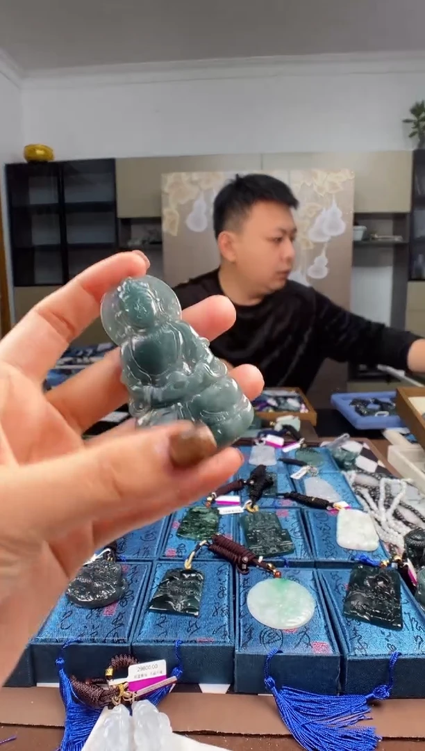 颈饰未镶嵌翡翠  多样性发其一