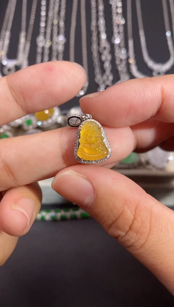 颈饰18K金镶嵌翡翠吊坠