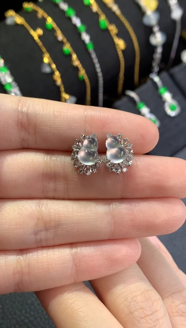 18K金镶嵌翡翠耳饰葫芦耳钉