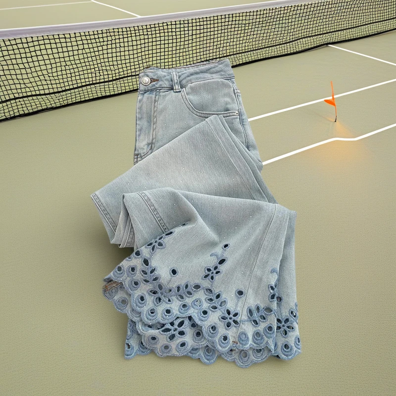 今年时髦的热款别致超吸睛宽松闲适风显瘦浅蓝色镂花直筒牛仔长裤