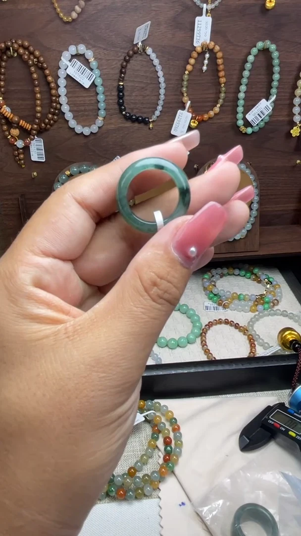 未镶嵌戒指翡翠戒指