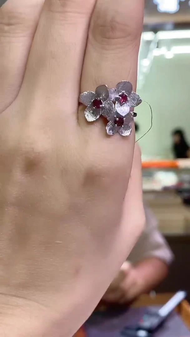 银S925镶嵌戒指红宝石203ZB1026产品一个