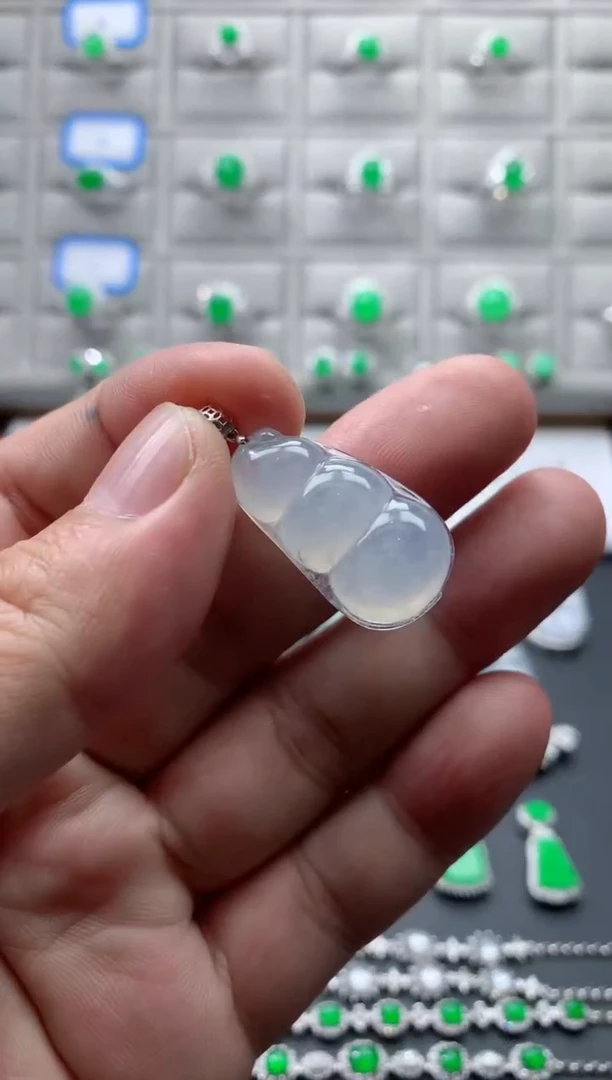 颈饰18K金镶嵌翡翠18K翡翠