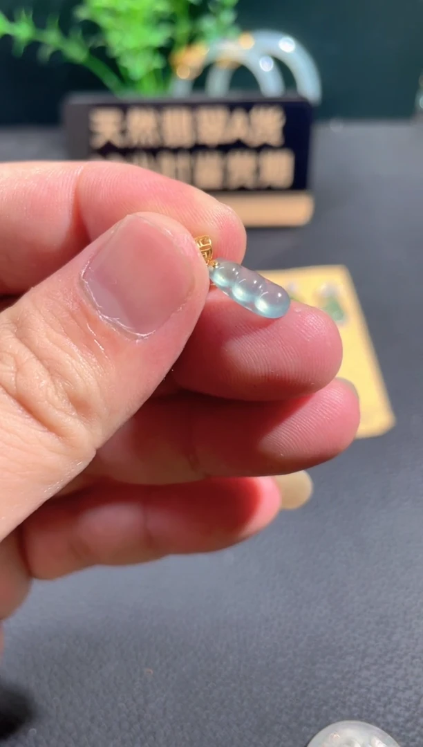 翡翠18K金镶嵌颈饰翡翠