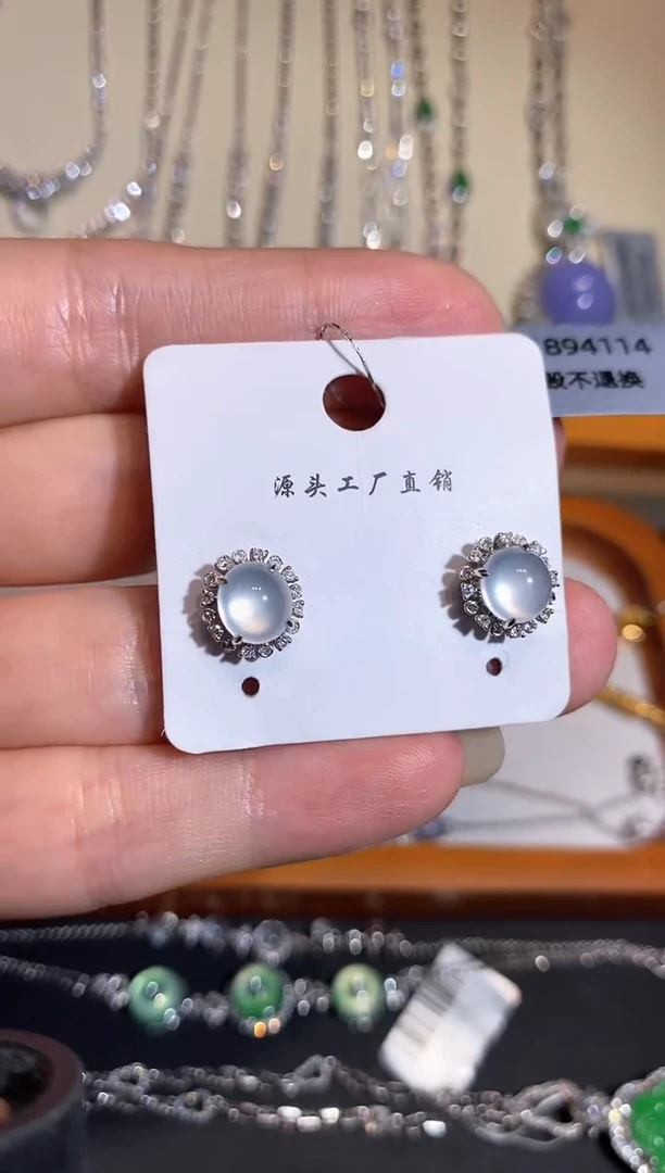 颈饰18K金镶嵌翡翠耳钉