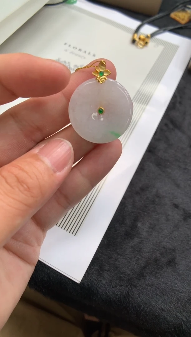 翡翠18K金镶嵌颈饰平安扣