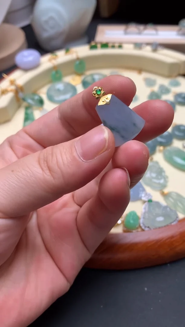 翡翠18K金镶嵌颈饰翡翠镶嵌无事牌