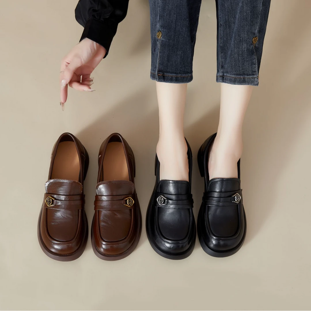新8268 大码女鞋秋季新款英伦风百搭圆头黑色粗跟真皮乐福鞋单鞋