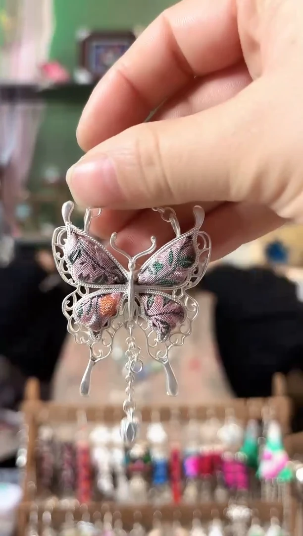 彩云南阁非遗老绣苗银饰品577