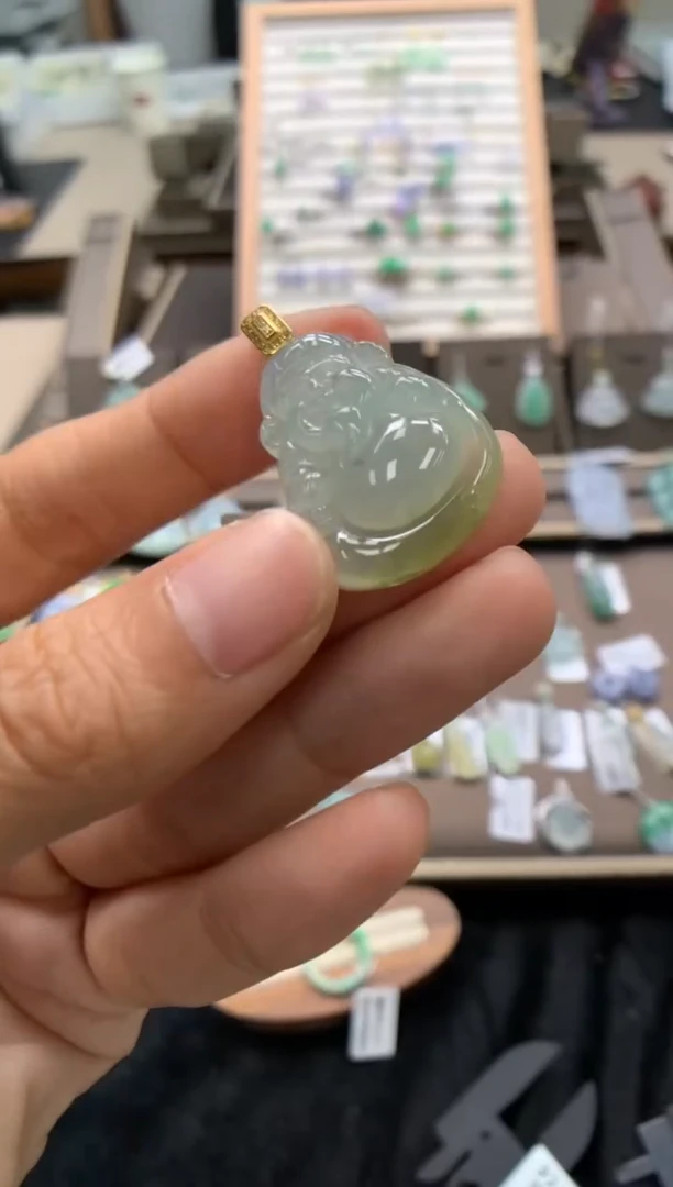 颈饰18K金镶嵌翡翠财神