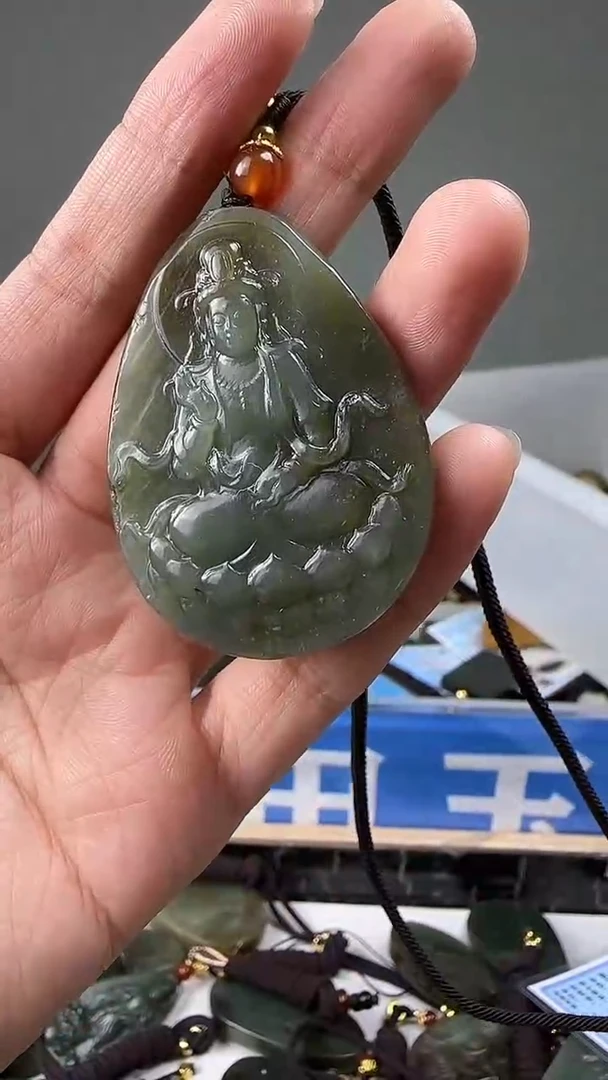 和田玉未镶嵌颈饰1带瑕带撞击坑 福利品