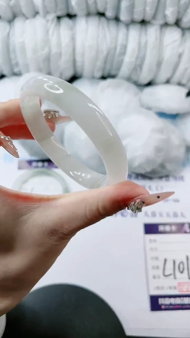 【闪购商品】石英质玉手镯未镶嵌多样性发货L101