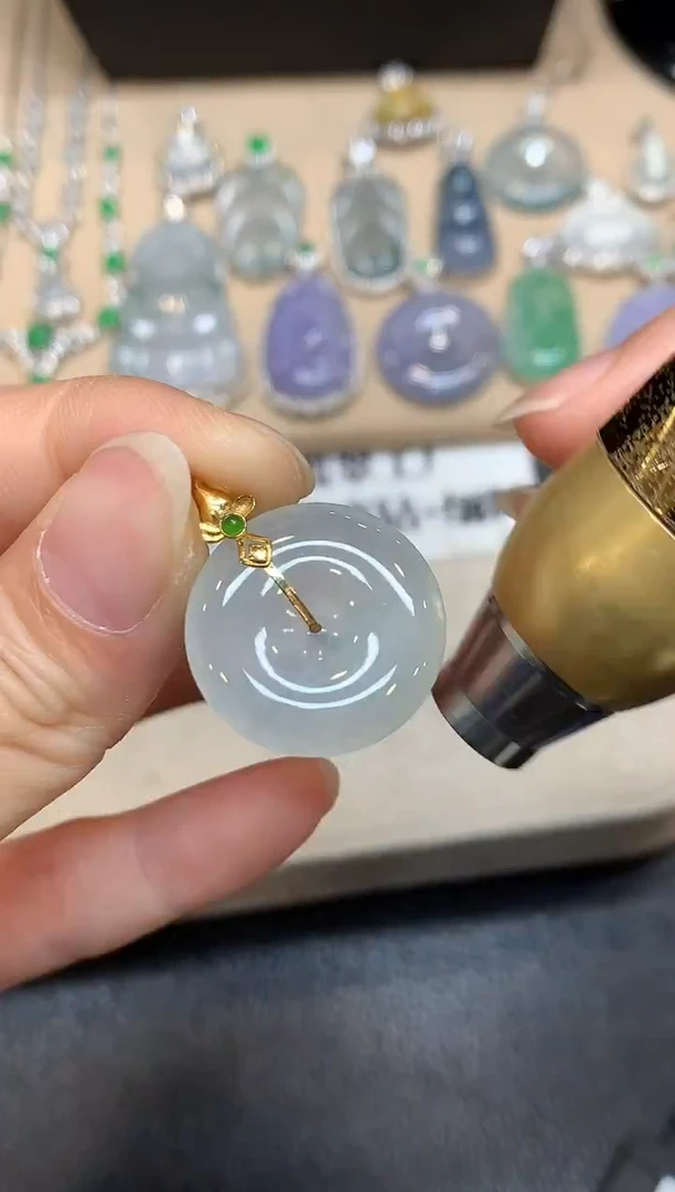 颈饰18K金镶嵌翡翠平安扣【无服务费