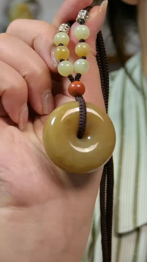 和田玉未镶嵌颈饰平安扣