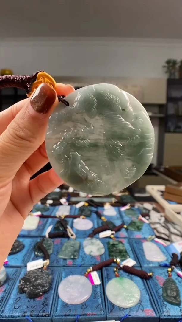 颈饰未镶嵌翡翠  多样性发其一