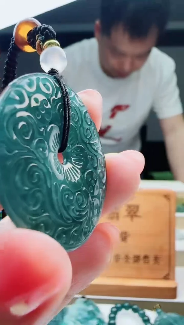 翡翠未镶嵌颈饰多样性发其中一