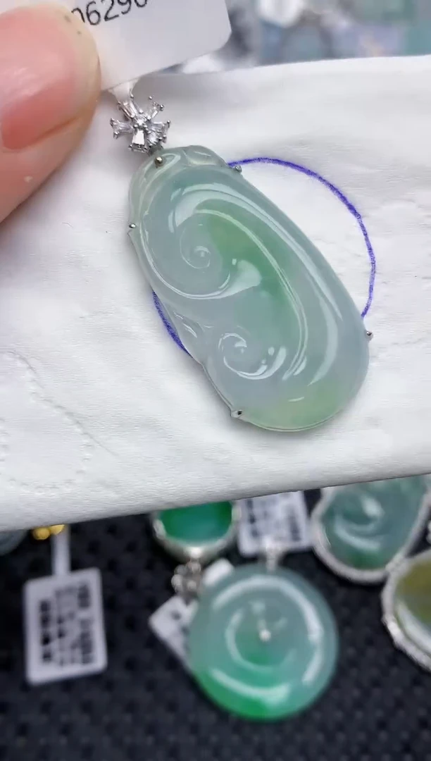 颈饰18K金镶嵌翡翠   天然翡翠A货  百元以上9米证书费自理