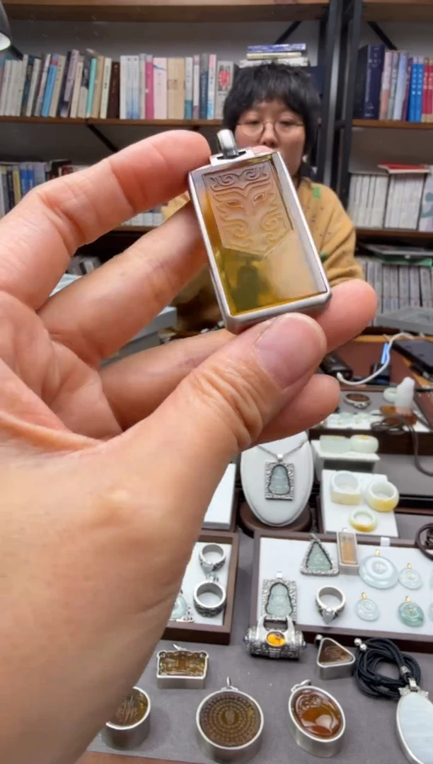 琥珀颈饰未镶嵌仿古兽面纹吊坠