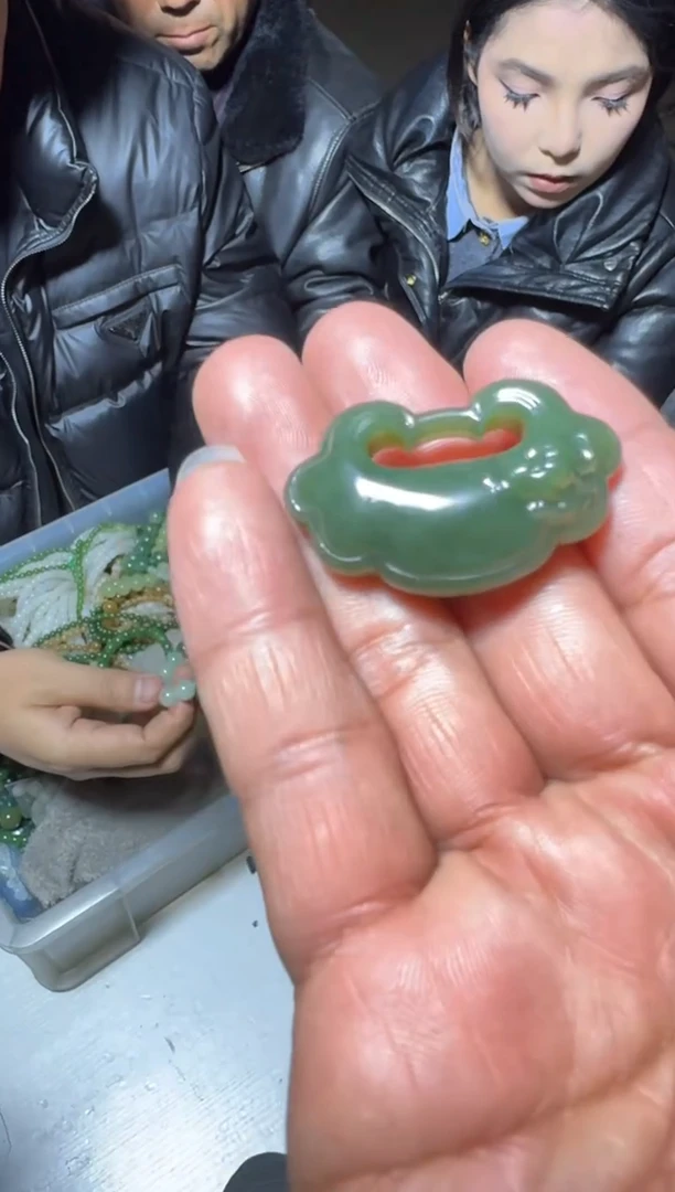 未镶嵌和田玉（糖玉）挂件和田玉