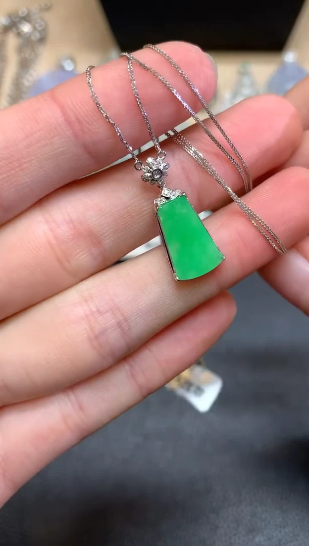 【闪购商品】翡翠颈饰18K金镶嵌无事牌【无服务费】