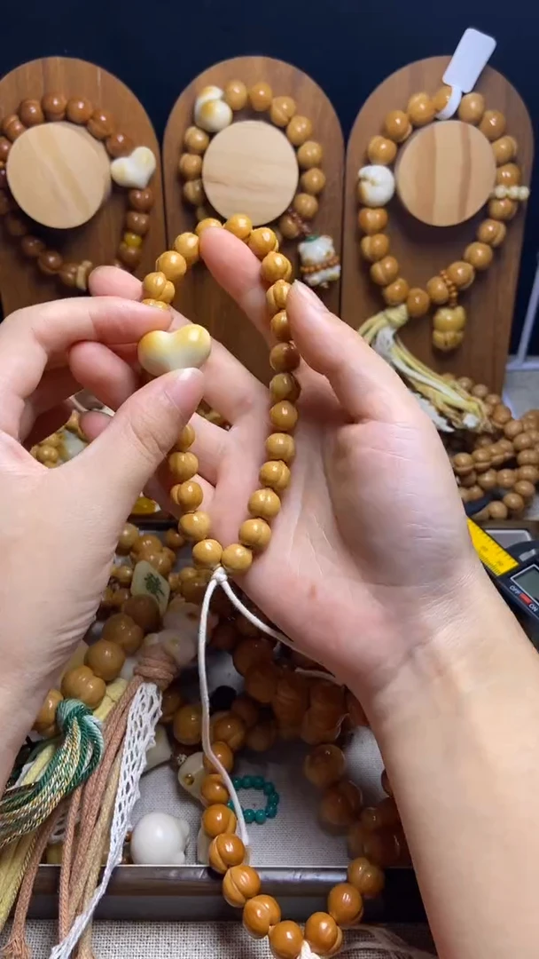 手串猴头核桃小***?全品小馒头+爱心+橄榄壳小熊吊坠（会跑的）