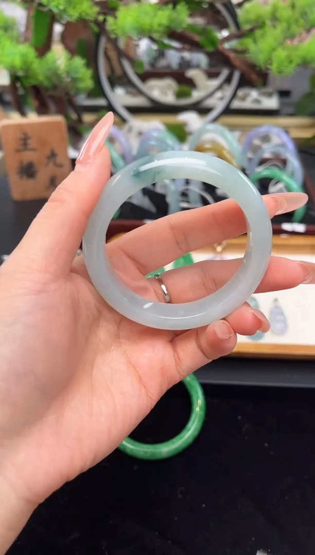 未镶嵌手镯翡翠手镯