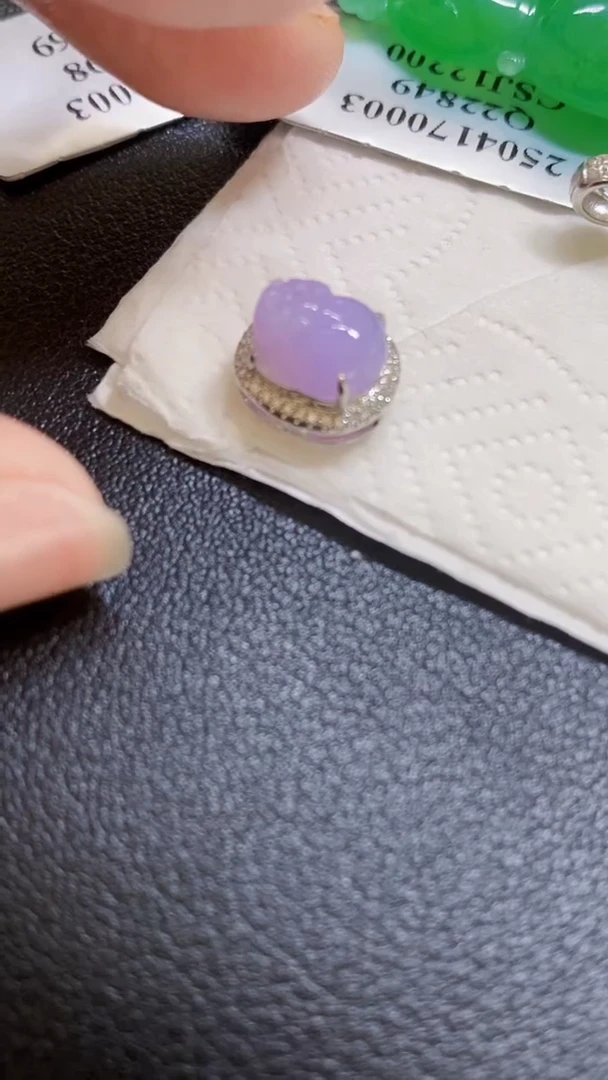 颈饰18K金镶嵌翡翠海*心貔貅