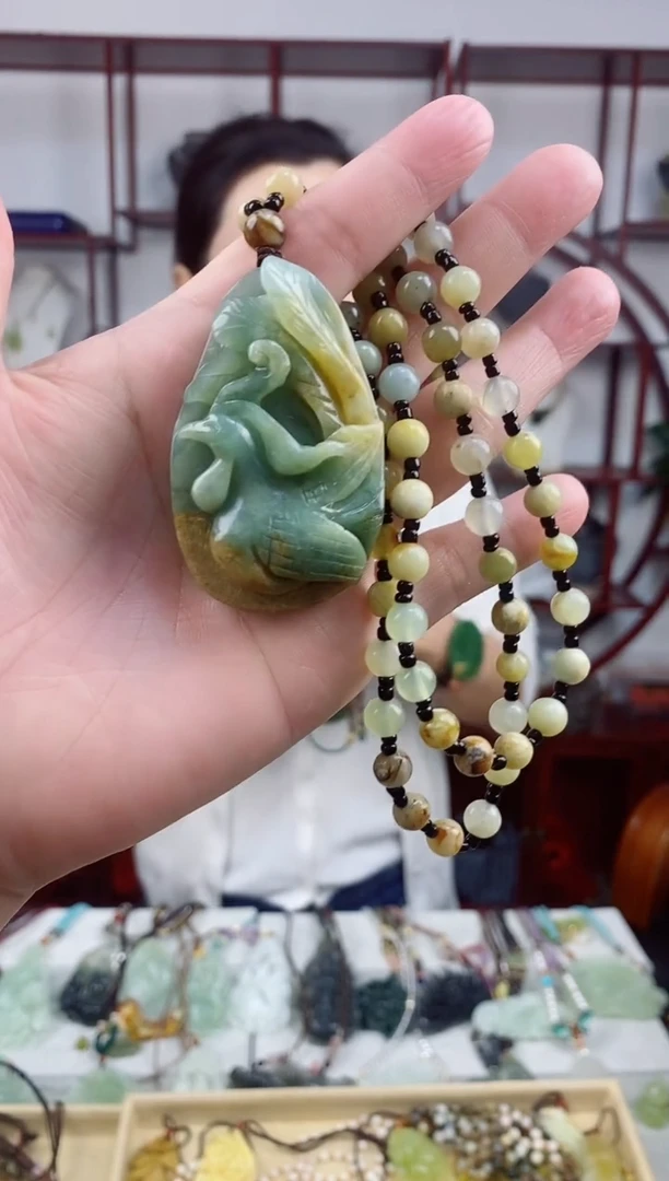 未镶嵌岫玉颈饰1