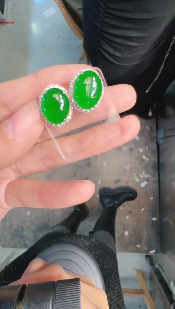 未镶嵌定制翡翠A货有轻微色差属于正常现象，耳钉1