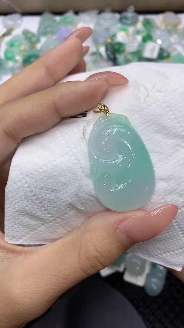 颈饰18K金镶嵌翡翠1