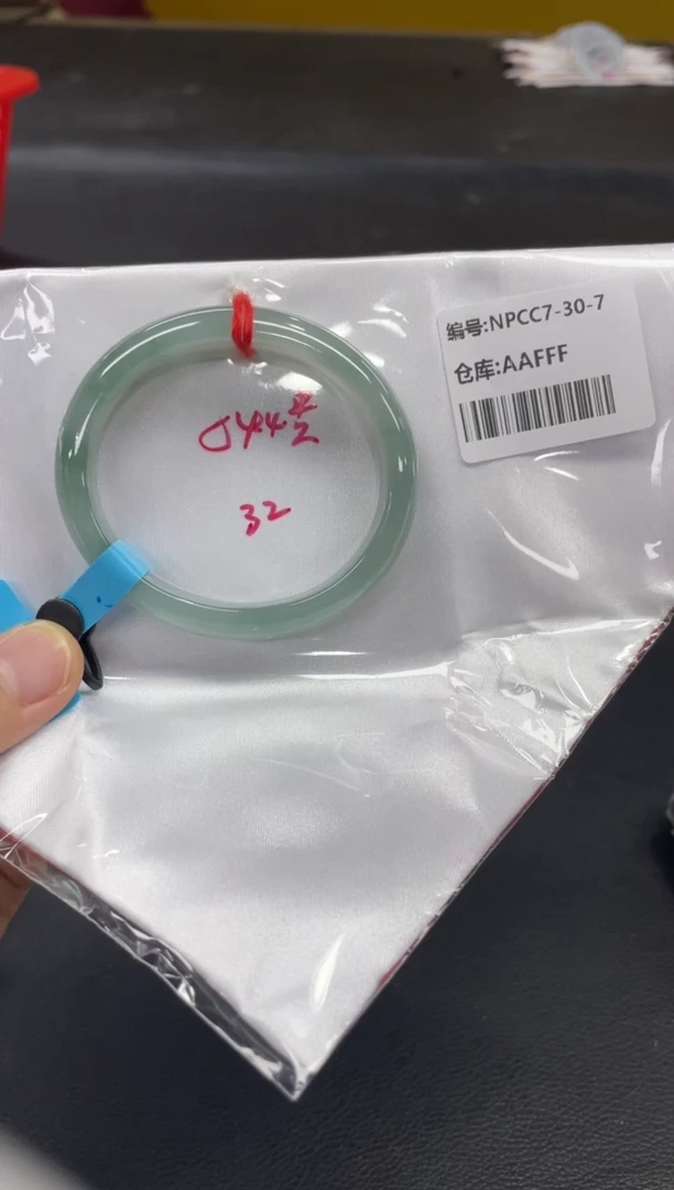 翡翠手镯未镶嵌翡翠手镯