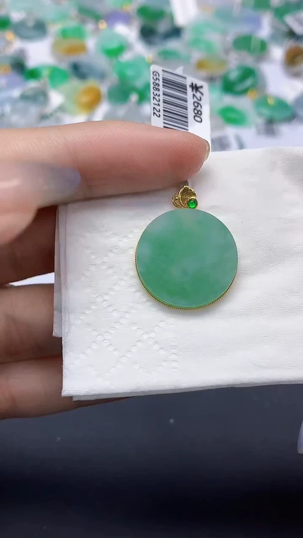 翡翠18K金镶嵌颈饰天然缅甸a货翡翠