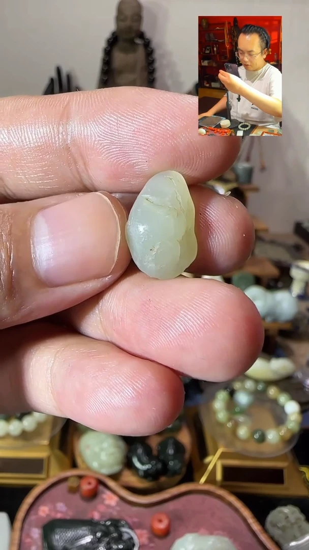 和田玉未镶嵌颈饰糖白观音抛光倒边