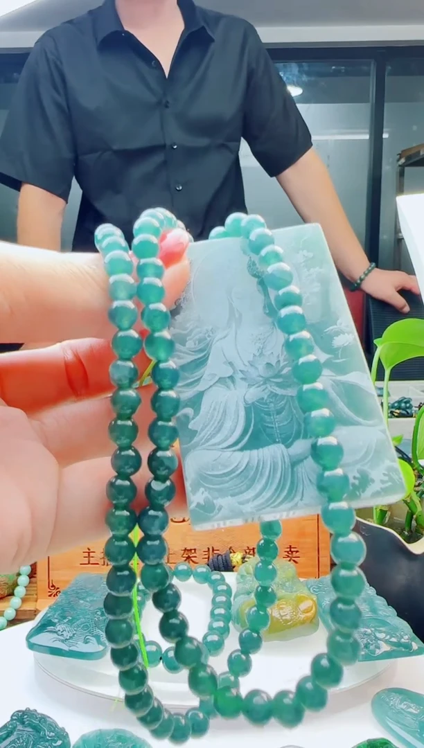 翡翠未镶嵌颈饰多样性发货其中一件