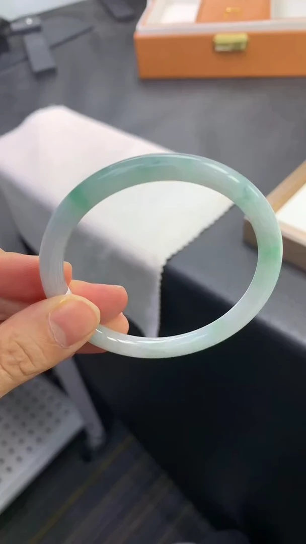 未镶嵌手镯（圆镯）翡翠退货需手镯吊牌标签完好