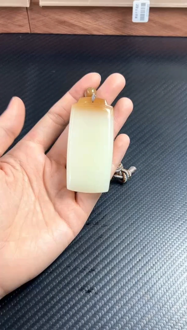 吊坠(赠链)未镶嵌和田玉且末微色差金山s