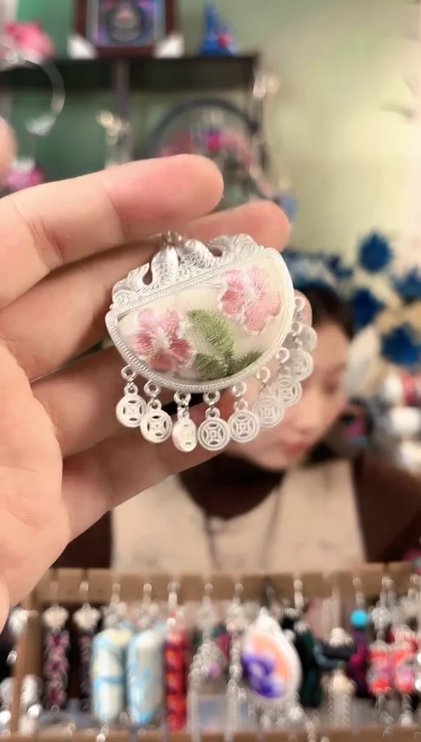彩云南阁非遗老绣饰品354