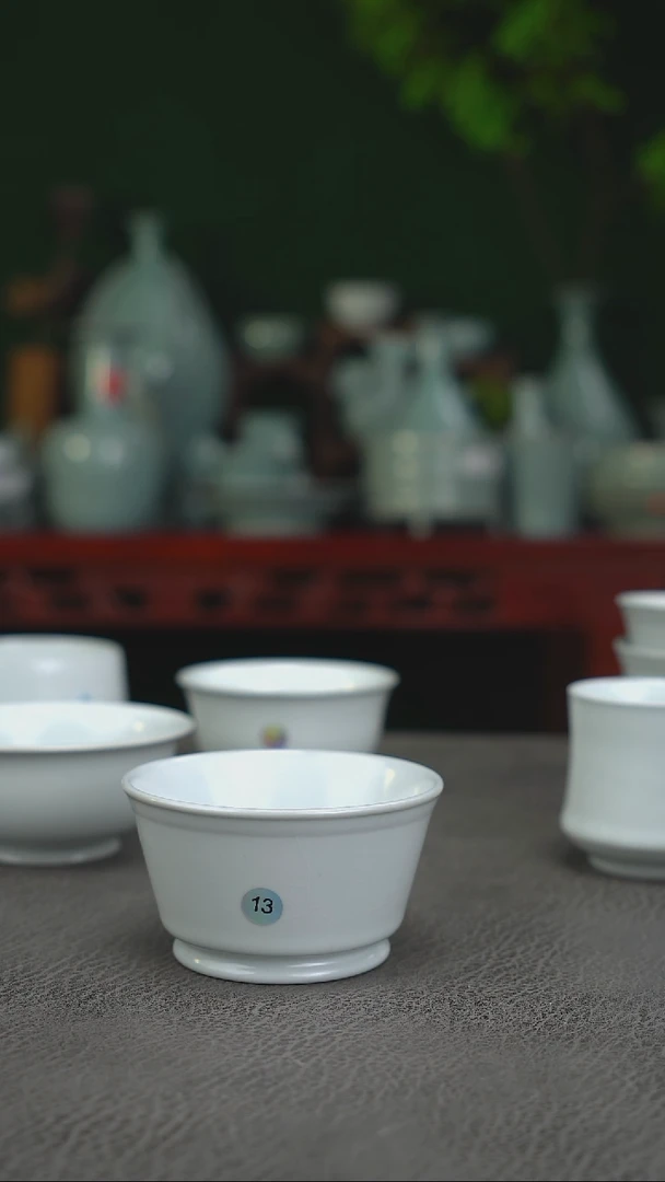 13号月白卷足唇口马蹄杯大瑕简包~帆