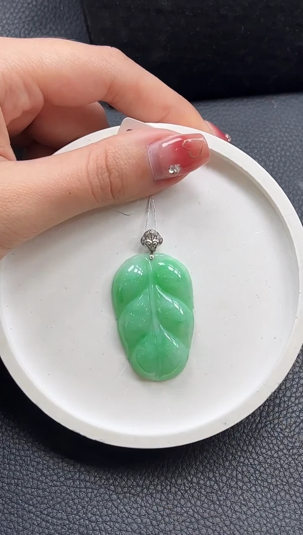 【闪购商品】翡翠颈饰18K金镶嵌叶子