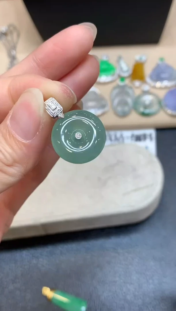 颈饰18K金镶嵌翡翠【无服务费